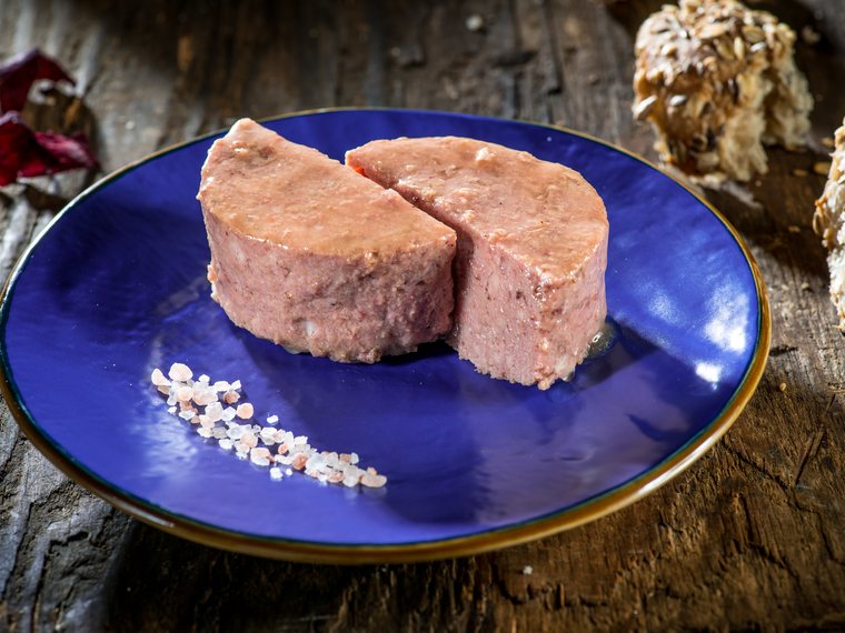 Conservă de carne feliată pe farfurie
