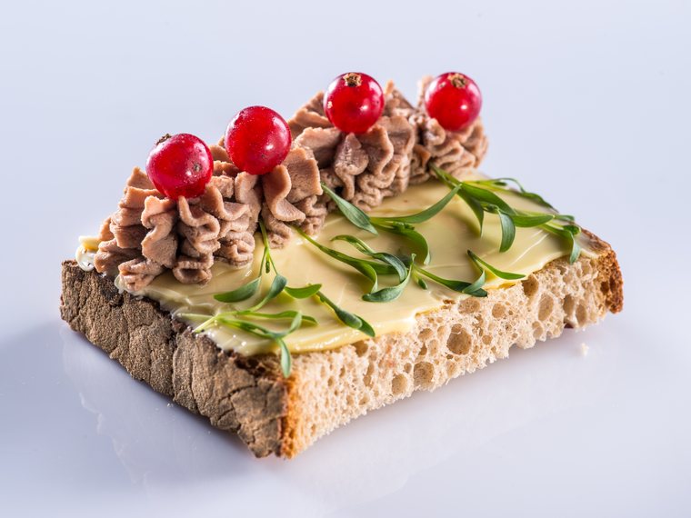 Pate întins pe felii de pâine, cu roșii cherry