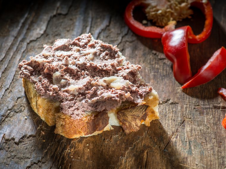 Pate pe pâine rustică, cu ardei roșu