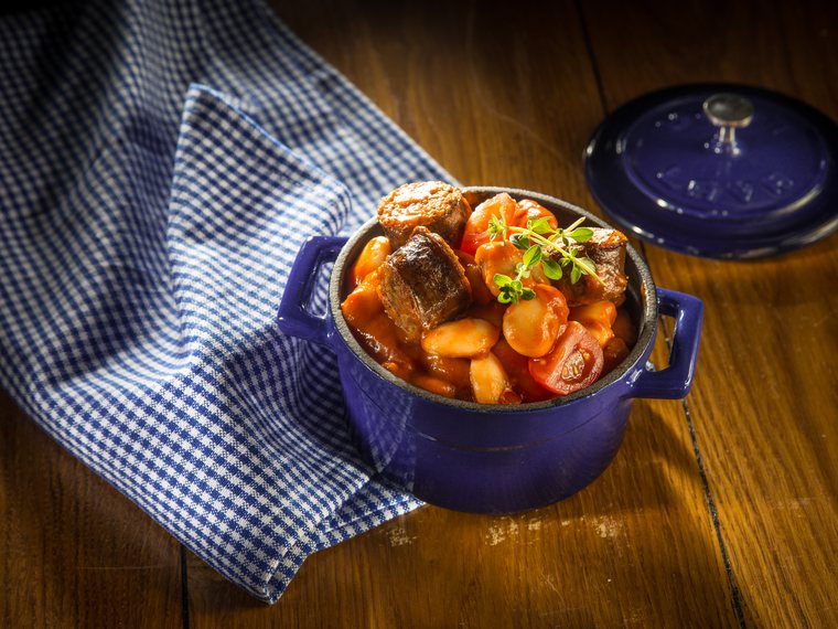 Tocană de legume într-o oală de ceramică